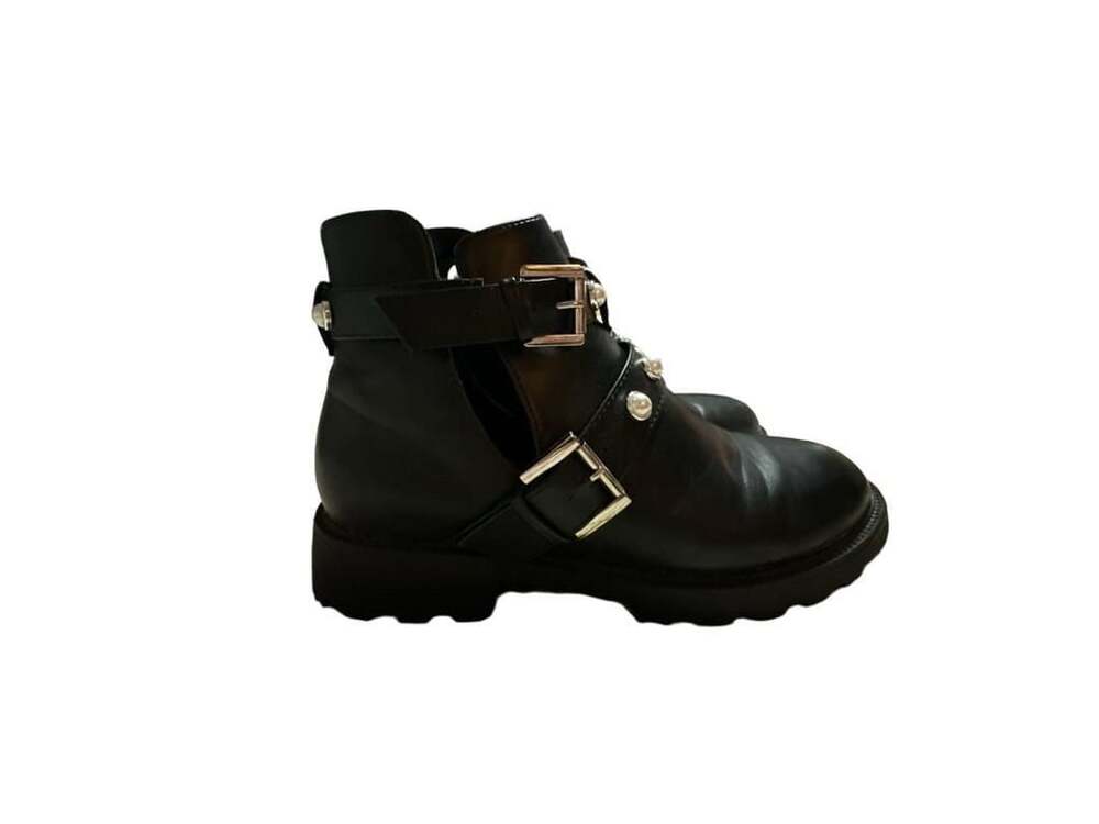 JustFab Clarice Cut-Out Lug Sole Boots Size 9 Pearl Buckle Black